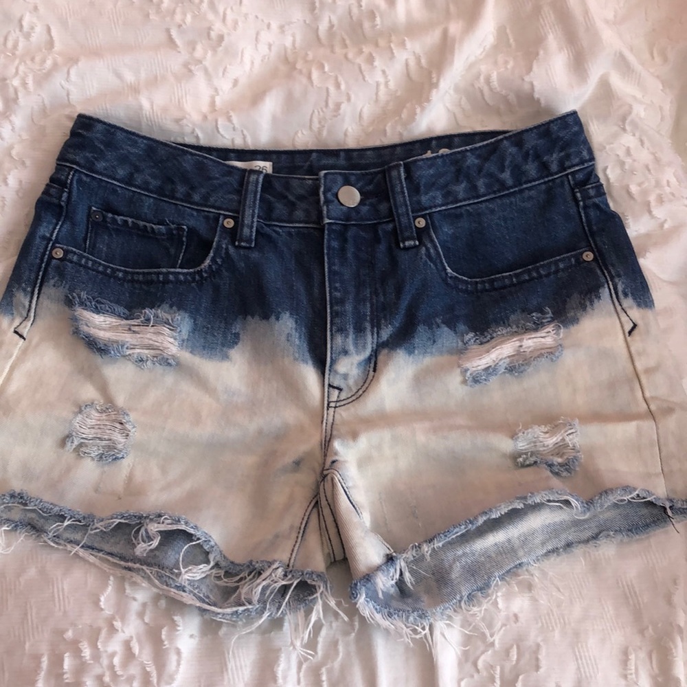 Gap women’s slim cut-off jean shorts size 26
